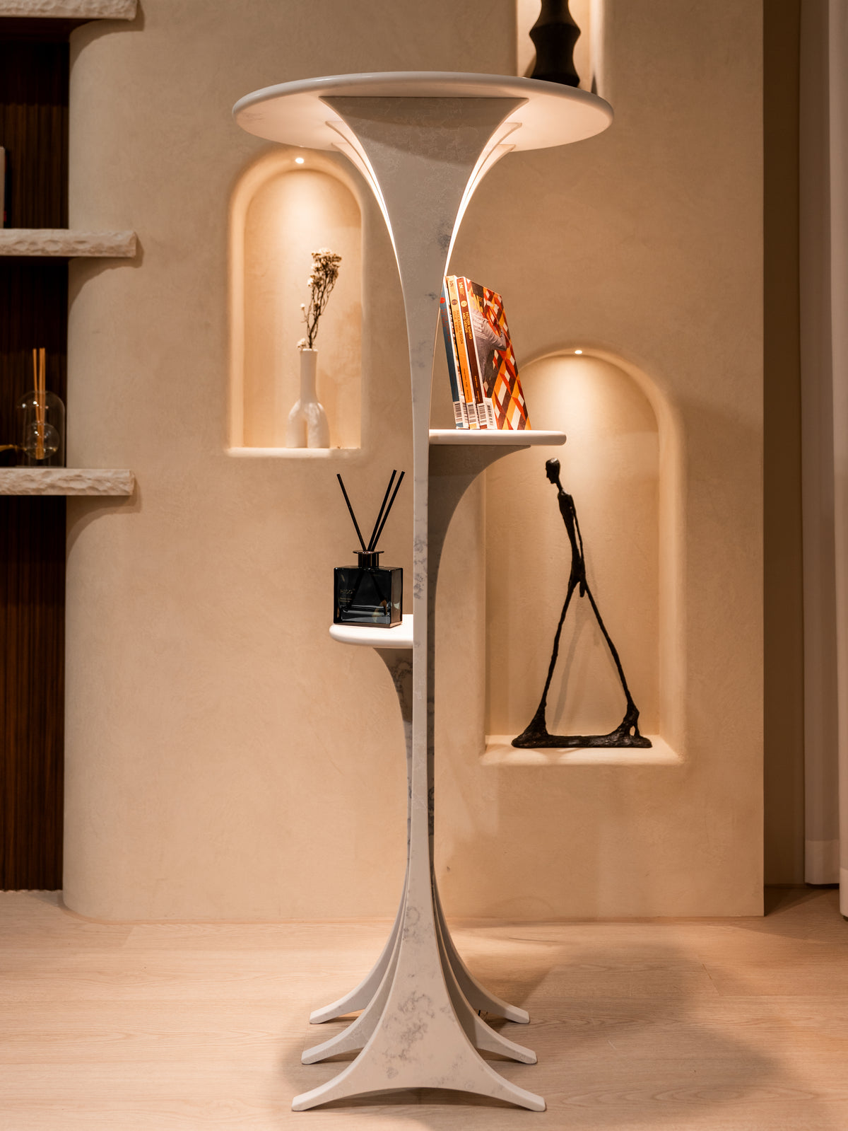 垂直雕塑般的存在感