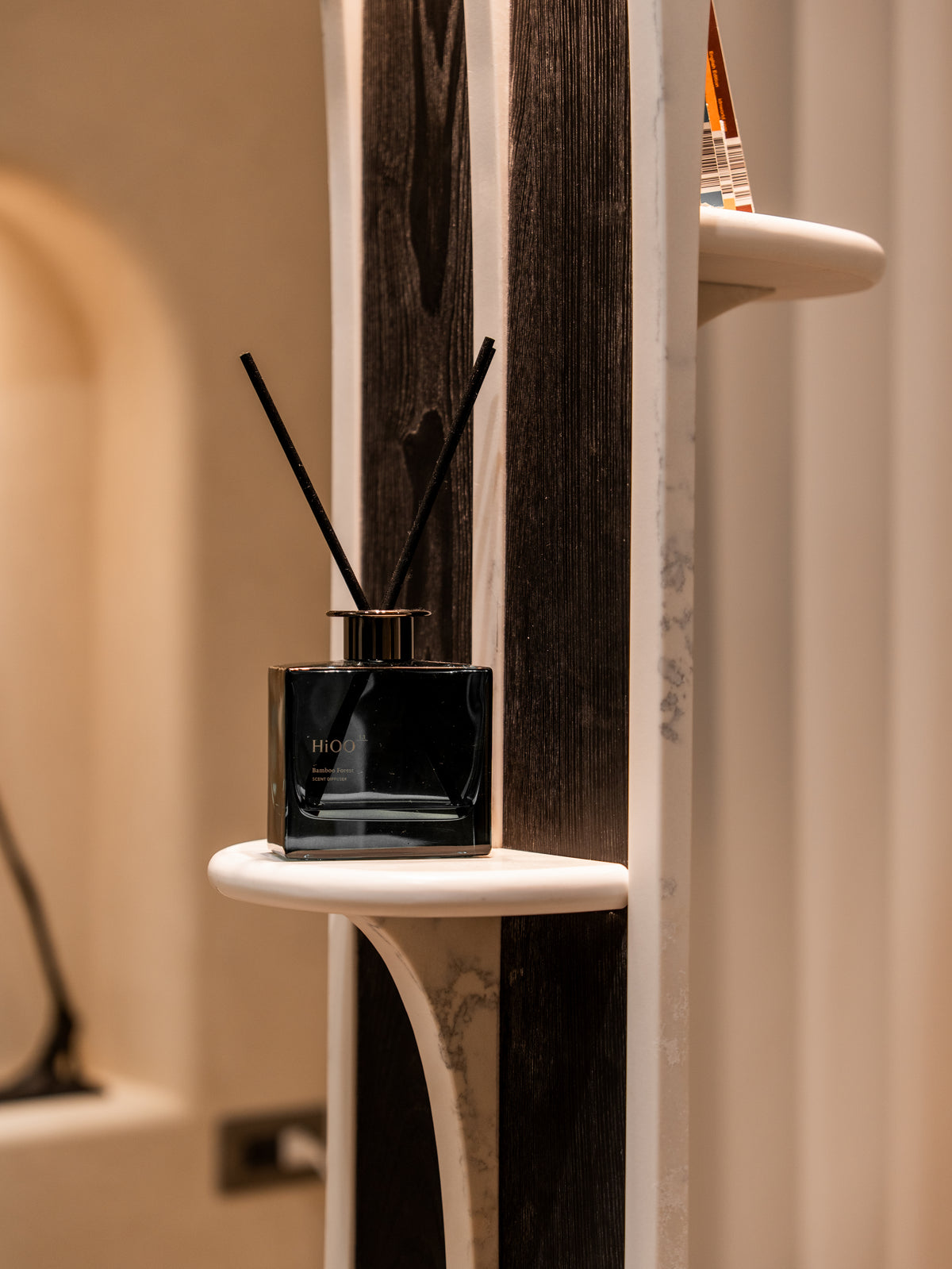 在石材與燈光間，找到溫暖