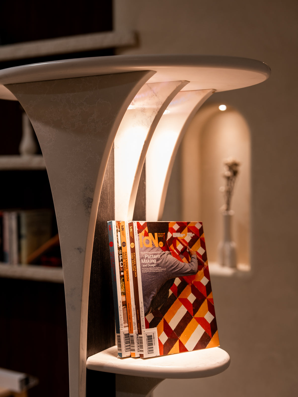 光在曲線之間流動